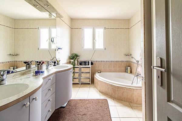 Secteur Cahors. Belle villa avec 4 chambres, piscine et 6670m² de terrain