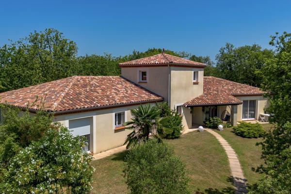 Secteur Cahors. Belle villa avec 4 chambres, piscine et 6670m² de terrain