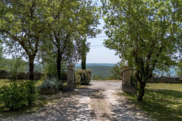 Secteur Cahors. Belle villa avec 4 chambres, piscine et 6670m² de terrain