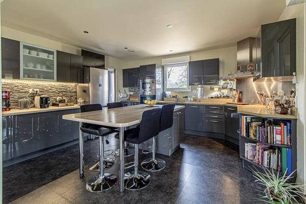 Secteur Cahors. Belle villa avec 4 chambres, piscine et 6670m² de terrain