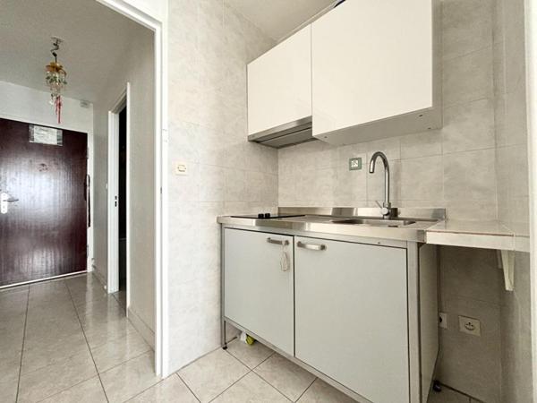 Appartement 1 pièce avec balcon proche métro