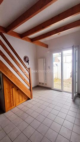 Idéalement située, à seulement quelques pas de l'Océan, Maisonnette EN DUPLEX 28M2 (18,05m2 Carrez), parfaite pour un pied à terre en bord de mer ou un investissement locatif. 
Elle se compose d'une agréable pièce de vie avec sa cuisine aménagée, une salle d'eau/ des toilettes et en duplex, une grande mezzanine avec coin nuit.
A l'extérieur, vous profiterez d'un patio clos avec un rangement vélo et sa terrasse, idéale pour les moments de détente après la plage. Une opportunité!
Copropriété 380 lots, aucune procédure en cours.
