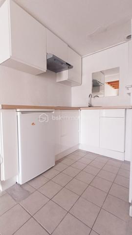 Idéalement située, à seulement quelques pas de l'Océan, Maisonnette EN DUPLEX 28M2 (18,05m2 Carrez), parfaite pour un pied à terre en bord de mer ou un investissement locatif. 
Elle se compose d'une agréable pièce de vie avec sa cuisine aménagée, une salle d'eau/ des toilettes et en duplex, une grande mezzanine avec coin nuit.
A l'extérieur, vous profiterez d'un patio clos avec un rangement vélo et sa terrasse, idéale pour les moments de détente après la plage. Une opportunité!
Copropriété 380 lots, aucune procédure en cours.