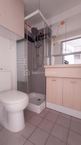 Idéalement située, à seulement quelques pas de l'Océan, Maisonnette EN DUPLEX 28M2 (18,05m2 Carrez), parfaite pour un pied à terre en bord de mer ou un investissement locatif. 
Elle se compose d'une agréable pièce de vie avec sa cuisine aménagée, une salle d'eau/ des toilettes et en duplex, une grande mezzanine avec coin nuit.
A l'extérieur, vous profiterez d'un patio clos avec un rangement vélo et sa terrasse, idéale pour les moments de détente après la plage. Une opportunité!
Copropriété 380 lots, aucune procédure en cours.
