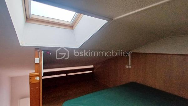 Idéalement située, à seulement quelques pas de l'Océan, Maisonnette EN DUPLEX 28M2 (18,05m2 Carrez), parfaite pour un pied à terre en bord de mer ou un investissement locatif. 
Elle se compose d'une agréable pièce de vie avec sa cuisine aménagée, une salle d'eau/ des toilettes et en duplex, une grande mezzanine avec coin nuit.
A l'extérieur, vous profiterez d'un patio clos avec un rangement vélo et sa terrasse, idéale pour les moments de détente après la plage. Une opportunité!
Copropriété 380 lots, aucune procédure en cours.