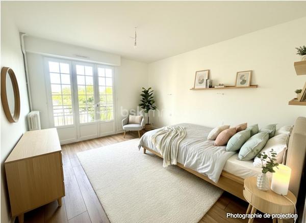 Située en plein cœur du bourg de L’Hermitage, commune prisée de Rennes Métropole, découvrez cette spacieuse maison de 155 m² habitables implantée sur une parcelle d’environ 480 m², à proximité immédiate des commerces, écoles, services et de la gare permettant de rejoindre Rennes en seulement 9 minutes.

Construite en 1972 et rénovée en 2026, cette maison offre de beaux volumes et un fort potentiel d’aménagement.

Elle se compose comme suit :

Au sous-sol :

Deux chambres
Un grand garage / buanderie offrant un espace de stockage et de stationnement confortable

Au rez-de-chaussée surélevé :

Une cuisine séparée
Un lumineux salon-séjour
Deux chambres
Une salle de bains
Un WC indépendant

À l’étage :
Deux chambres. 
Un vaste espace supplémentaire à aménager selon vos envies : bureau, salle de jeux, espace détente ou possibilité de créer deux chambres supplémentaires.

Cette maison saura séduire :
✔ Une grande famille recherchant espace et praticité
✔ Une famille recomposée grâce à sa configuration fonctionnelle
✔ Un investisseur, avec un fort potentiel pour un projet de colocation

Les + :
✅ Emplacement central dans le bourg
✅ Rennes accessible rapidement en train
✅ Nombreuses chambres
✅ Maison rénovée
✅ Beaux volumes et potentiel évolutif

À visiter sans tarder !

Contactez-moi pour plus d’informations ou organiser une visite.