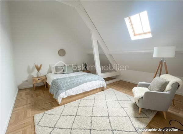 Située en plein cœur du bourg de L’Hermitage, commune prisée de Rennes Métropole, découvrez cette spacieuse maison de 155 m² habitables implantée sur une parcelle d’environ 480 m², à proximité immédiate des commerces, écoles, services et de la gare permettant de rejoindre Rennes en seulement 9 minutes.

Construite en 1972 et rénovée en 2026, cette maison offre de beaux volumes et un fort potentiel d’aménagement.

Elle se compose comme suit :

Au sous-sol :

Deux chambres
Un grand garage / buanderie offrant un espace de stockage et de stationnement confortable

Au rez-de-chaussée surélevé :

Une cuisine séparée
Un lumineux salon-séjour
Deux chambres
Une salle de bains
Un WC indépendant

À l’étage :
Deux chambres. 
Un vaste espace supplémentaire à aménager selon vos envies : bureau, salle de jeux, espace détente ou possibilité de créer deux chambres supplémentaires.

Cette maison saura séduire :
✔ Une grande famille recherchant espace et praticité
✔ Une famille recomposée grâce à sa configuration fonctionnelle
✔ Un investisseur, avec un fort potentiel pour un projet de colocation

Les + :
✅ Emplacement central dans le bourg
✅ Rennes accessible rapidement en train
✅ Nombreuses chambres
✅ Maison rénovée
✅ Beaux volumes et potentiel évolutif

À visiter sans tarder !

Contactez-moi pour plus d’informations ou organiser une visite.
