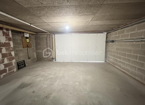 Située en plein cœur du bourg de L’Hermitage, commune prisée de Rennes Métropole, découvrez cette spacieuse maison de 155 m² habitables implantée sur une parcelle d’environ 480 m², à proximité immédiate des commerces, écoles, services et de la gare permettant de rejoindre Rennes en seulement 9 minutes.

Construite en 1972 et rénovée en 2026, cette maison offre de beaux volumes et un fort potentiel d’aménagement.

Elle se compose comme suit :

Au sous-sol :

Deux chambres
Un grand garage / buanderie offrant un espace de stockage et de stationnement confortable

Au rez-de-chaussée surélevé :

Une cuisine séparée
Un lumineux salon-séjour
Deux chambres
Une salle de bains
Un WC indépendant

À l’étage :
Deux chambres. 
Un vaste espace supplémentaire à aménager selon vos envies : bureau, salle de jeux, espace détente ou possibilité de créer deux chambres supplémentaires.

Cette maison saura séduire :
✔ Une grande famille recherchant espace et praticité
✔ Une famille recomposée grâce à sa configuration fonctionnelle
✔ Un investisseur, avec un fort potentiel pour un projet de colocation

Les + :
✅ Emplacement central dans le bourg
✅ Rennes accessible rapidement en train
✅ Nombreuses chambres
✅ Maison rénovée
✅ Beaux volumes et potentiel évolutif

À visiter sans tarder !

Contactez-moi pour plus d’informations ou organiser une visite.