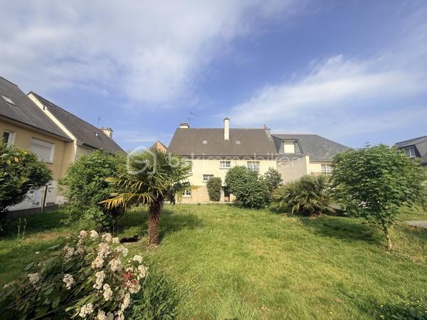 Située en plein cœur du bourg de L’Hermitage, commune prisée de Rennes Métropole, découvrez cette spacieuse maison de 155 m² habitables implantée sur une parcelle d’environ 480 m², à proximité immédiate des commerces, écoles, services et de la gare permettant de rejoindre Rennes en seulement 9 minutes.

Construite en 1972 et rénovée en 2026, cette maison offre de beaux volumes et un fort potentiel d’aménagement.

Elle se compose comme suit :

Au sous-sol :

Deux chambres
Un grand garage / buanderie offrant un espace de stockage et de stationnement confortable

Au rez-de-chaussée surélevé :

Une cuisine séparée
Un lumineux salon-séjour
Deux chambres
Une salle de bains
Un WC indépendant

À l’étage :
Deux chambres. 
Un vaste espace supplémentaire à aménager selon vos envies : bureau, salle de jeux, espace détente ou possibilité de créer deux chambres supplémentaires.

Cette maison saura séduire :
✔ Une grande famille recherchant espace et praticité
✔ Une famille recomposée grâce à sa configuration fonctionnelle
✔ Un investisseur, avec un fort potentiel pour un projet de colocation

Les + :
✅ Emplacement central dans le bourg
✅ Rennes accessible rapidement en train
✅ Nombreuses chambres
✅ Maison rénovée
✅ Beaux volumes et potentiel évolutif

À visiter sans tarder !

Contactez-moi pour plus d’informations ou organiser une visite.