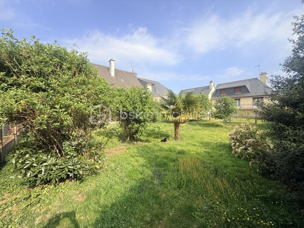 Située en plein cœur du bourg de L’Hermitage, commune prisée de Rennes Métropole, découvrez cette spacieuse maison de 155 m² habitables implantée sur une parcelle d’environ 480 m², à proximité immédiate des commerces, écoles, services et de la gare permettant de rejoindre Rennes en seulement 9 minutes.

Construite en 1972 et rénovée en 2026, cette maison offre de beaux volumes et un fort potentiel d’aménagement.

Elle se compose comme suit :

Au sous-sol :

Deux chambres
Un grand garage / buanderie offrant un espace de stockage et de stationnement confortable

Au rez-de-chaussée surélevé :

Une cuisine séparée
Un lumineux salon-séjour
Deux chambres
Une salle de bains
Un WC indépendant

À l’étage :
Deux chambres. 
Un vaste espace supplémentaire à aménager selon vos envies : bureau, salle de jeux, espace détente ou possibilité de créer deux chambres supplémentaires.

Cette maison saura séduire :
✔ Une grande famille recherchant espace et praticité
✔ Une famille recomposée grâce à sa configuration fonctionnelle
✔ Un investisseur, avec un fort potentiel pour un projet de colocation

Les + :
✅ Emplacement central dans le bourg
✅ Rennes accessible rapidement en train
✅ Nombreuses chambres
✅ Maison rénovée
✅ Beaux volumes et potentiel évolutif

À visiter sans tarder !

Contactez-moi pour plus d’informations ou organiser une visite.