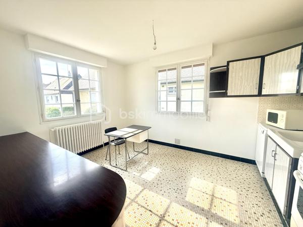 Située en plein cœur du bourg de L’Hermitage, commune prisée de Rennes Métropole, découvrez cette spacieuse maison de 155 m² habitables implantée sur une parcelle d’environ 480 m², à proximité immédiate des commerces, écoles, services et de la gare permettant de rejoindre Rennes en seulement 9 minutes.

Construite en 1972 et rénovée en 2026, cette maison offre de beaux volumes et un fort potentiel d’aménagement.

Elle se compose comme suit :

Au sous-sol :

Deux chambres
Un grand garage / buanderie offrant un espace de stockage et de stationnement confortable

Au rez-de-chaussée surélevé :

Une cuisine séparée
Un lumineux salon-séjour
Deux chambres
Une salle de bains
Un WC indépendant

À l’étage :
Deux chambres. 
Un vaste espace supplémentaire à aménager selon vos envies : bureau, salle de jeux, espace détente ou possibilité de créer deux chambres supplémentaires.

Cette maison saura séduire :
✔ Une grande famille recherchant espace et praticité
✔ Une famille recomposée grâce à sa configuration fonctionnelle
✔ Un investisseur, avec un fort potentiel pour un projet de colocation

Les + :
✅ Emplacement central dans le bourg
✅ Rennes accessible rapidement en train
✅ Nombreuses chambres
✅ Maison rénovée
✅ Beaux volumes et potentiel évolutif

À visiter sans tarder !

Contactez-moi pour plus d’informations ou organiser une visite.