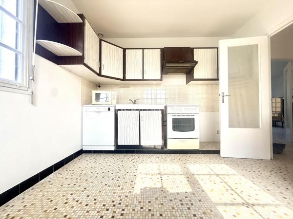 Située en plein cœur du bourg de L’Hermitage, commune prisée de Rennes Métropole, découvrez cette spacieuse maison de 155 m² habitables implantée sur une parcelle d’environ 480 m², à proximité immédiate des commerces, écoles, services et de la gare permettant de rejoindre Rennes en seulement 9 minutes.

Construite en 1972 et rénovée en 2026, cette maison offre de beaux volumes et un fort potentiel d’aménagement.

Elle se compose comme suit :

Au sous-sol :

Deux chambres
Un grand garage / buanderie offrant un espace de stockage et de stationnement confortable

Au rez-de-chaussée surélevé :

Une cuisine séparée
Un lumineux salon-séjour
Deux chambres
Une salle de bains
Un WC indépendant

À l’étage :
Deux chambres. 
Un vaste espace supplémentaire à aménager selon vos envies : bureau, salle de jeux, espace détente ou possibilité de créer deux chambres supplémentaires.

Cette maison saura séduire :
✔ Une grande famille recherchant espace et praticité
✔ Une famille recomposée grâce à sa configuration fonctionnelle
✔ Un investisseur, avec un fort potentiel pour un projet de colocation

Les + :
✅ Emplacement central dans le bourg
✅ Rennes accessible rapidement en train
✅ Nombreuses chambres
✅ Maison rénovée
✅ Beaux volumes et potentiel évolutif

À visiter sans tarder !

Contactez-moi pour plus d’informations ou organiser une visite.
