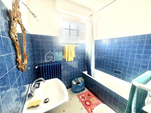 Située en plein cœur du bourg de L’Hermitage, commune prisée de Rennes Métropole, découvrez cette spacieuse maison de 155 m² habitables implantée sur une parcelle d’environ 480 m², à proximité immédiate des commerces, écoles, services et de la gare permettant de rejoindre Rennes en seulement 9 minutes.

Construite en 1972 et rénovée en 2026, cette maison offre de beaux volumes et un fort potentiel d’aménagement.

Elle se compose comme suit :

Au sous-sol :

Deux chambres
Un grand garage / buanderie offrant un espace de stockage et de stationnement confortable

Au rez-de-chaussée surélevé :

Une cuisine séparée
Un lumineux salon-séjour
Deux chambres
Une salle de bains
Un WC indépendant

À l’étage :
Deux chambres. 
Un vaste espace supplémentaire à aménager selon vos envies : bureau, salle de jeux, espace détente ou possibilité de créer deux chambres supplémentaires.

Cette maison saura séduire :
✔ Une grande famille recherchant espace et praticité
✔ Une famille recomposée grâce à sa configuration fonctionnelle
✔ Un investisseur, avec un fort potentiel pour un projet de colocation

Les + :
✅ Emplacement central dans le bourg
✅ Rennes accessible rapidement en train
✅ Nombreuses chambres
✅ Maison rénovée
✅ Beaux volumes et potentiel évolutif

À visiter sans tarder !

Contactez-moi pour plus d’informations ou organiser une visite.