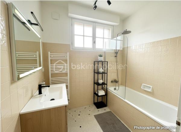 Située en plein cœur du bourg de L’Hermitage, commune prisée de Rennes Métropole, découvrez cette spacieuse maison de 155 m² habitables implantée sur une parcelle d’environ 480 m², à proximité immédiate des commerces, écoles, services et de la gare permettant de rejoindre Rennes en seulement 9 minutes.

Construite en 1972 et rénovée en 2026, cette maison offre de beaux volumes et un fort potentiel d’aménagement.

Elle se compose comme suit :

Au sous-sol :

Deux chambres
Un grand garage / buanderie offrant un espace de stockage et de stationnement confortable

Au rez-de-chaussée surélevé :

Une cuisine séparée
Un lumineux salon-séjour
Deux chambres
Une salle de bains
Un WC indépendant

À l’étage :
Deux chambres. 
Un vaste espace supplémentaire à aménager selon vos envies : bureau, salle de jeux, espace détente ou possibilité de créer deux chambres supplémentaires.

Cette maison saura séduire :
✔ Une grande famille recherchant espace et praticité
✔ Une famille recomposée grâce à sa configuration fonctionnelle
✔ Un investisseur, avec un fort potentiel pour un projet de colocation

Les + :
✅ Emplacement central dans le bourg
✅ Rennes accessible rapidement en train
✅ Nombreuses chambres
✅ Maison rénovée
✅ Beaux volumes et potentiel évolutif

À visiter sans tarder !

Contactez-moi pour plus d’informations ou organiser une visite.