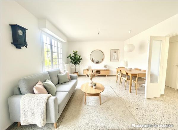 Située en plein cœur du bourg de L’Hermitage, commune prisée de Rennes Métropole, découvrez cette spacieuse maison de 155 m² habitables implantée sur une parcelle d’environ 480 m², à proximité immédiate des commerces, écoles, services et de la gare permettant de rejoindre Rennes en seulement 9 minutes.

Construite en 1972 et rénovée en 2026, cette maison offre de beaux volumes et un fort potentiel d’aménagement.

Elle se compose comme suit :

Au sous-sol :

Deux chambres
Un grand garage / buanderie offrant un espace de stockage et de stationnement confortable

Au rez-de-chaussée surélevé :

Une cuisine séparée
Un lumineux salon-séjour
Deux chambres
Une salle de bains
Un WC indépendant

À l’étage :
Deux chambres. 
Un vaste espace supplémentaire à aménager selon vos envies : bureau, salle de jeux, espace détente ou possibilité de créer deux chambres supplémentaires.

Cette maison saura séduire :
✔ Une grande famille recherchant espace et praticité
✔ Une famille recomposée grâce à sa configuration fonctionnelle
✔ Un investisseur, avec un fort potentiel pour un projet de colocation

Les + :
✅ Emplacement central dans le bourg
✅ Rennes accessible rapidement en train
✅ Nombreuses chambres
✅ Maison rénovée
✅ Beaux volumes et potentiel évolutif

À visiter sans tarder !

Contactez-moi pour plus d’informations ou organiser une visite.
