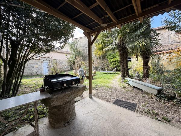 Spacieuse propriété en pierre de 4 chambres, au coeur d'un petit village proche de Ruffec