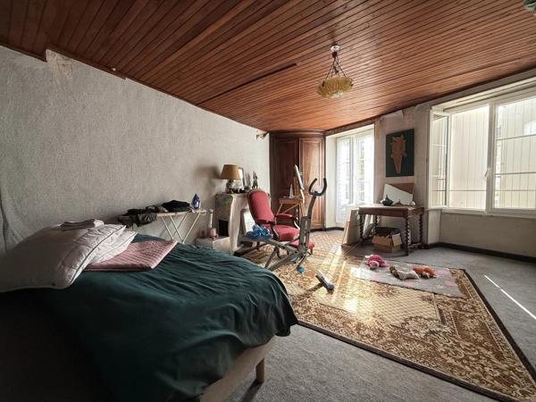 Spacieuse propriété en pierre de 4 chambres, au coeur d'un petit village proche de Ruffec