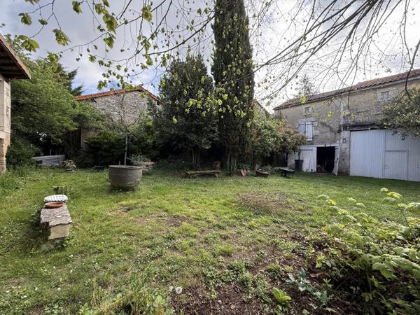 Spacieuse propriété en pierre de 4 chambres, au coeur d'un petit village proche de Ruffec