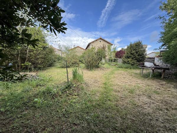 Spacieuse propriété en pierre de 4 chambres, au coeur d'un petit village proche de Ruffec