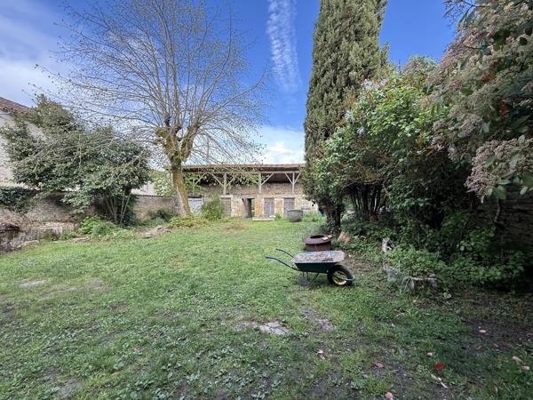 Spacieuse propriété en pierre de 4 chambres, au coeur d'un petit village proche de Ruffec