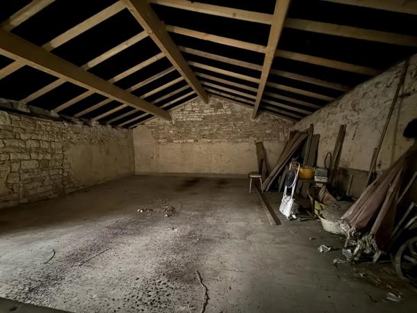 Spacieuse propriété en pierre de 4 chambres, au coeur d'un petit village proche de Ruffec