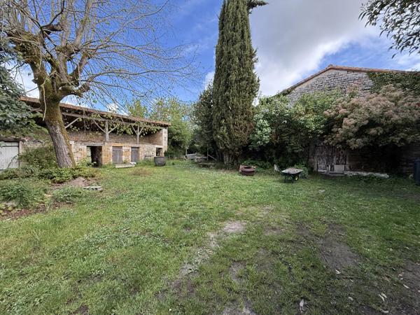 Spacieuse propriété en pierre de 4 chambres, au coeur d'un petit village proche de Ruffec
