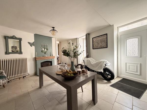 Spacieuse propriété en pierre de 4 chambres, au coeur d'un petit village proche de Ruffec