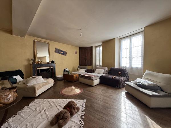 Spacieuse propriété en pierre de 4 chambres, au coeur d'un petit village proche de Ruffec