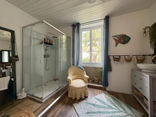 Spacieuse propriété en pierre de 4 chambres, au coeur d'un petit village proche de Ruffec