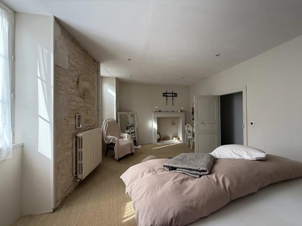 Spacieuse propriété en pierre de 4 chambres, au coeur d'un petit village proche de Ruffec