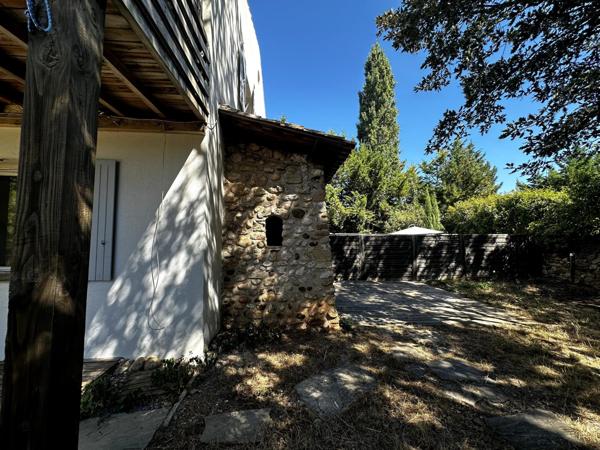 Rare à la vente : appartement T2 avec très grand jardin privatif, deux parkings à 10 min du centre d’Aix-en-Provence.