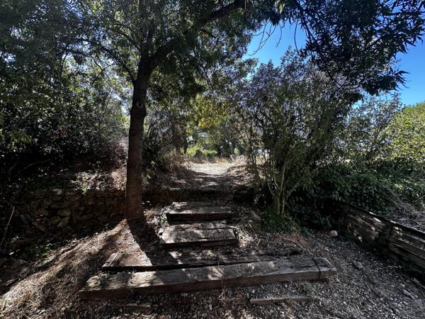 Rare à la vente : appartement T2 avec très grand jardin privatif, deux parkings à 10 min du centre d’Aix-en-Provence.