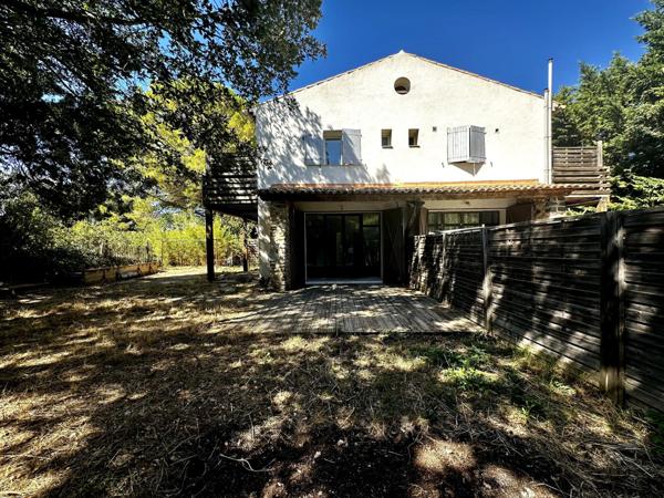 Rare à la vente : appartement T2 avec très grand jardin privatif, deux parkings à 10 min du centre d’Aix-en-Provence.