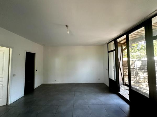 Rare à la vente : appartement T2 avec très grand jardin privatif, deux parkings à 10 min du centre d’Aix-en-Provence.