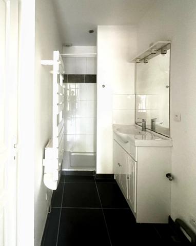 Rare à la vente : appartement T2 avec très grand jardin privatif, deux parkings à 10 min du centre d’Aix-en-Provence.