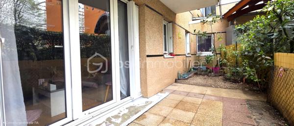 Situé au rez-de-chaussée d'une copropriété fermée et récemment ravalée, cet appartement de 65 m² offre un agencement fonctionnel et un extérieur privatif. L'entrée dispose de rangements intégrés et dessert une cuisine aménagée ainsi qu'un séjour lumineux avec un accès direct à la terrasse et au jardinet.

Le coin nuit se compose d'un dégagement distribuant deux chambres, une salle de bain et un WC indépendant. Côté stationnement, bien que le bien ne possède pas de place privative, de nombreuses places visiteurs sont disponibles et sécurisées à l'intérieur de l'enceinte grillagée.

L'appartement bénéficie d'un emplacement pratique, à proximité immédiate des écoles, des commerces et des transports, facilitant les déplacements quotidiens. Un bien entretenu, prêt à habiter, idéal pour ceux qui recherchent le calme et la proximité des commodités.