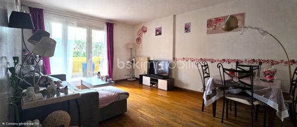 Situé au rez-de-chaussée d'une copropriété fermée et récemment ravalée, cet appartement de 65 m² offre un agencement fonctionnel et un extérieur privatif. L'entrée dispose de rangements intégrés et dessert une cuisine aménagée ainsi qu'un séjour lumineux avec un accès direct à la terrasse et au jardinet.

Le coin nuit se compose d'un dégagement distribuant deux chambres, une salle de bain et un WC indépendant. Côté stationnement, bien que le bien ne possède pas de place privative, de nombreuses places visiteurs sont disponibles et sécurisées à l'intérieur de l'enceinte grillagée.

L'appartement bénéficie d'un emplacement pratique, à proximité immédiate des écoles, des commerces et des transports, facilitant les déplacements quotidiens. Un bien entretenu, prêt à habiter, idéal pour ceux qui recherchent le calme et la proximité des commodités.