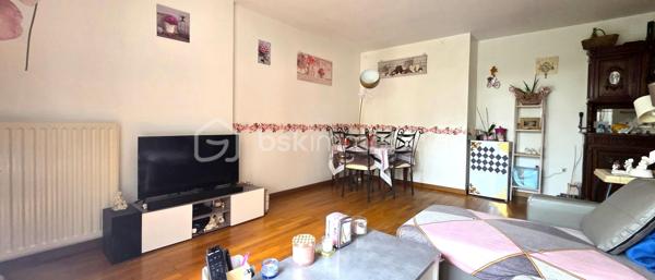 Situé au rez-de-chaussée d'une copropriété fermée et récemment ravalée, cet appartement de 65 m² offre un agencement fonctionnel et un extérieur privatif. L'entrée dispose de rangements intégrés et dessert une cuisine aménagée ainsi qu'un séjour lumineux avec un accès direct à la terrasse et au jardinet.

Le coin nuit se compose d'un dégagement distribuant deux chambres, une salle de bain et un WC indépendant. Côté stationnement, bien que le bien ne possède pas de place privative, de nombreuses places visiteurs sont disponibles et sécurisées à l'intérieur de l'enceinte grillagée.

L'appartement bénéficie d'un emplacement pratique, à proximité immédiate des écoles, des commerces et des transports, facilitant les déplacements quotidiens. Un bien entretenu, prêt à habiter, idéal pour ceux qui recherchent le calme et la proximité des commodités.