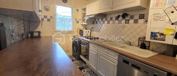 Situé au rez-de-chaussée d'une copropriété fermée et récemment ravalée, cet appartement de 65 m² offre un agencement fonctionnel et un extérieur privatif. L'entrée dispose de rangements intégrés et dessert une cuisine aménagée ainsi qu'un séjour lumineux avec un accès direct à la terrasse et au jardinet.

Le coin nuit se compose d'un dégagement distribuant deux chambres, une salle de bain et un WC indépendant. Côté stationnement, bien que le bien ne possède pas de place privative, de nombreuses places visiteurs sont disponibles et sécurisées à l'intérieur de l'enceinte grillagée.

L'appartement bénéficie d'un emplacement pratique, à proximité immédiate des écoles, des commerces et des transports, facilitant les déplacements quotidiens. Un bien entretenu, prêt à habiter, idéal pour ceux qui recherchent le calme et la proximité des commodités.