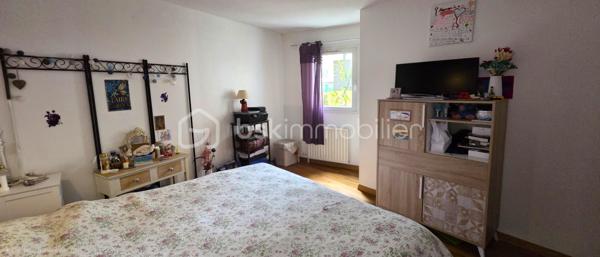 Situé au rez-de-chaussée d'une copropriété fermée et récemment ravalée, cet appartement de 65 m² offre un agencement fonctionnel et un extérieur privatif. L'entrée dispose de rangements intégrés et dessert une cuisine aménagée ainsi qu'un séjour lumineux avec un accès direct à la terrasse et au jardinet.

Le coin nuit se compose d'un dégagement distribuant deux chambres, une salle de bain et un WC indépendant. Côté stationnement, bien que le bien ne possède pas de place privative, de nombreuses places visiteurs sont disponibles et sécurisées à l'intérieur de l'enceinte grillagée.

L'appartement bénéficie d'un emplacement pratique, à proximité immédiate des écoles, des commerces et des transports, facilitant les déplacements quotidiens. Un bien entretenu, prêt à habiter, idéal pour ceux qui recherchent le calme et la proximité des commodités.