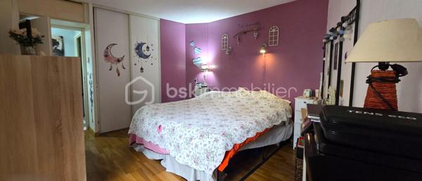 Situé au rez-de-chaussée d'une copropriété fermée et récemment ravalée, cet appartement de 65 m² offre un agencement fonctionnel et un extérieur privatif. L'entrée dispose de rangements intégrés et dessert une cuisine aménagée ainsi qu'un séjour lumineux avec un accès direct à la terrasse et au jardinet.

Le coin nuit se compose d'un dégagement distribuant deux chambres, une salle de bain et un WC indépendant. Côté stationnement, bien que le bien ne possède pas de place privative, de nombreuses places visiteurs sont disponibles et sécurisées à l'intérieur de l'enceinte grillagée.

L'appartement bénéficie d'un emplacement pratique, à proximité immédiate des écoles, des commerces et des transports, facilitant les déplacements quotidiens. Un bien entretenu, prêt à habiter, idéal pour ceux qui recherchent le calme et la proximité des commodités.