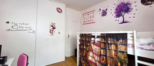 Situé au rez-de-chaussée d'une copropriété fermée et récemment ravalée, cet appartement de 65 m² offre un agencement fonctionnel et un extérieur privatif. L'entrée dispose de rangements intégrés et dessert une cuisine aménagée ainsi qu'un séjour lumineux avec un accès direct à la terrasse et au jardinet.

Le coin nuit se compose d'un dégagement distribuant deux chambres, une salle de bain et un WC indépendant. Côté stationnement, bien que le bien ne possède pas de place privative, de nombreuses places visiteurs sont disponibles et sécurisées à l'intérieur de l'enceinte grillagée.

L'appartement bénéficie d'un emplacement pratique, à proximité immédiate des écoles, des commerces et des transports, facilitant les déplacements quotidiens. Un bien entretenu, prêt à habiter, idéal pour ceux qui recherchent le calme et la proximité des commodités.
