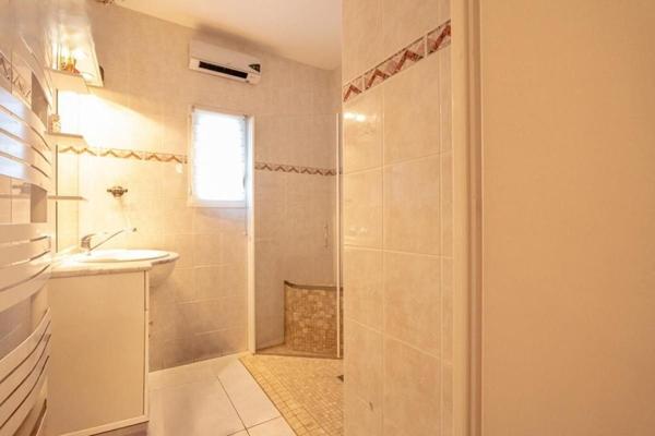 Charmante maison de 96 m², 2 chambres, terrain clos.