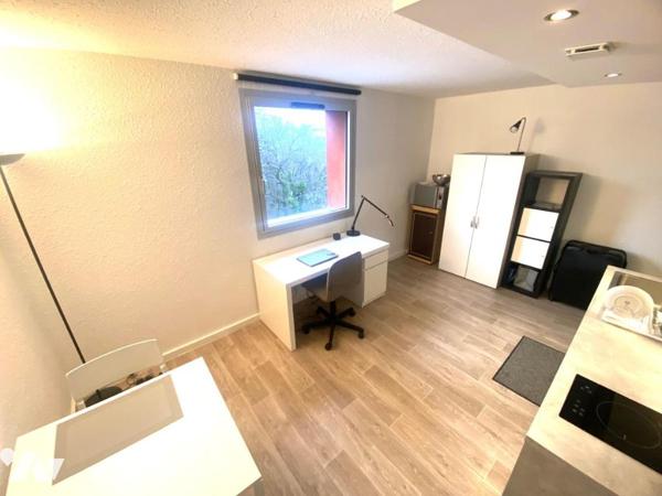 Appartement de type F1 avec parking dernier étage avec ascenseur