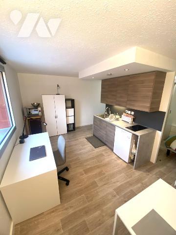 Appartement de type F1 avec parking dernier étage avec ascenseur