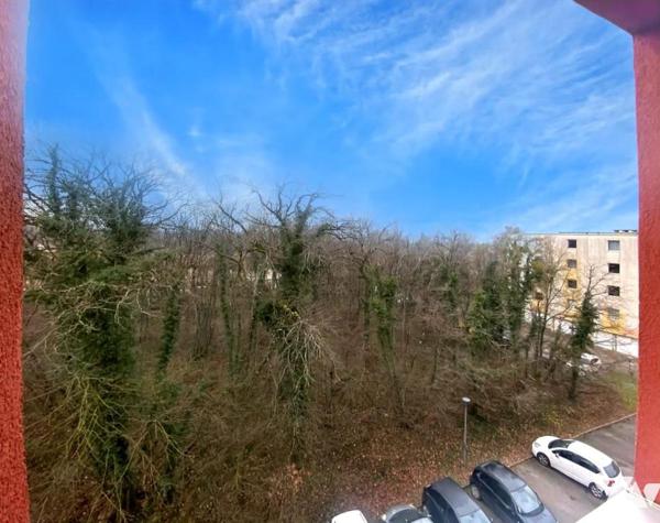 Appartement de type F1 avec parking dernier étage avec ascenseur