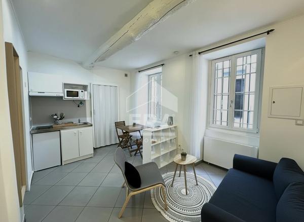 SALON-DE-PROVENCE  -  Studio rénové entièrement équipé - Plein centre