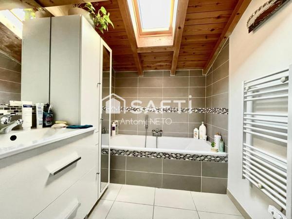 Maison contemporaine en duplex, 3 chambres, 2 points d'eau, Centre ville de Gujan.