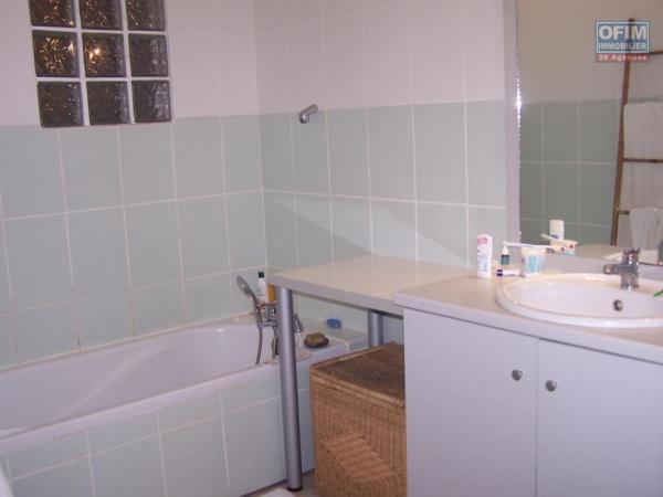 A vendre jolie appartement de type F2 d'environ 54 m² dans résidence avec piscine le Tampon 14 éme