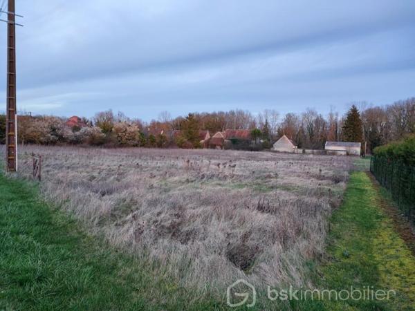 🌿 Magnifique terrain constructible à Trancault – proche de Saint-Maurice-aux-Riches-Hommes

Dans un environnement calme et verdoyant, sur la commune de Trancault, à proximité immédiate de Saint-Maurice-aux-Riches-Hommes, ce superbe terrain constructible d’environ 2 550 m² offre un cadre idéal pour concrétiser votre projet de construction.

Avec une façade d’environ 24 mètres et une profondeur d’environ 64 mètres, la parcelle propose de belles proportions, permettant l’implantation harmonieuse d’une maison tout en préservant espace et intimité.

Les réseaux (eau, électricité, téléphone et gaz de ville) sont en bordure de rue, facilitant le raccordement.
L’assainissement individuel est à prévoir (fosse septique).

🌳 Un terrain rare par sa surface, son exposition et son environnement, parfait pour une maison familiale, un projet de résidence principale ou secondaire, au calme de la campagne tout en restant proche des commodités.